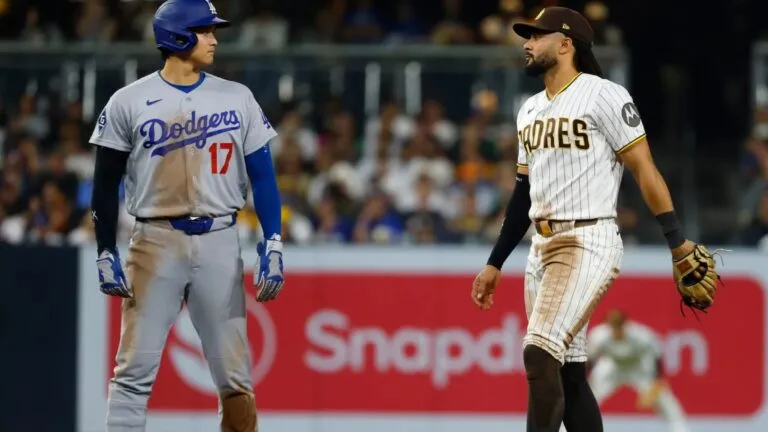 Jugadores de Padres celebran la victoria ante Dodgers en el Petco Park