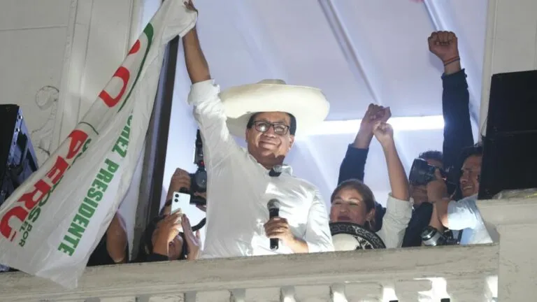 Roberto Sánchez durante una movilización tras anunciar la impugnación de los resultados electorales en Perú