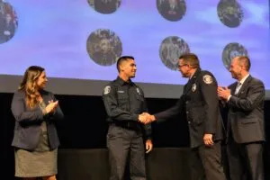 Jóvenes graduados de EMS Corps en San Diego tras completar capacitación en servicios médicos de emergencia