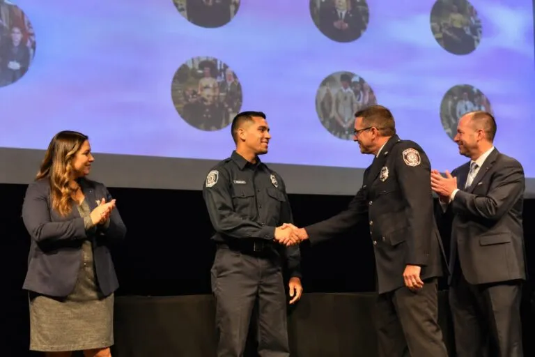 Jóvenes graduados de EMS Corps en San Diego tras completar capacitación en servicios médicos de emergencia