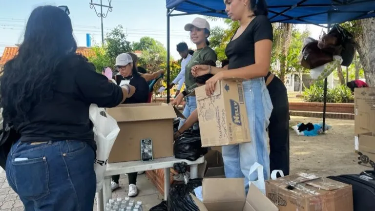 Voluntarios clasifican donaciones en el centro de acopio instalado en Old Town San Diego