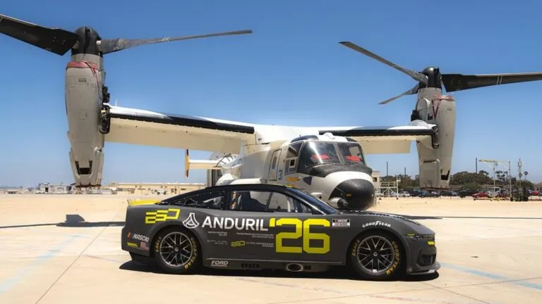 NASCAR compitiendo en el nuevo circuito urbano de San Diego dentro de una base militar activa