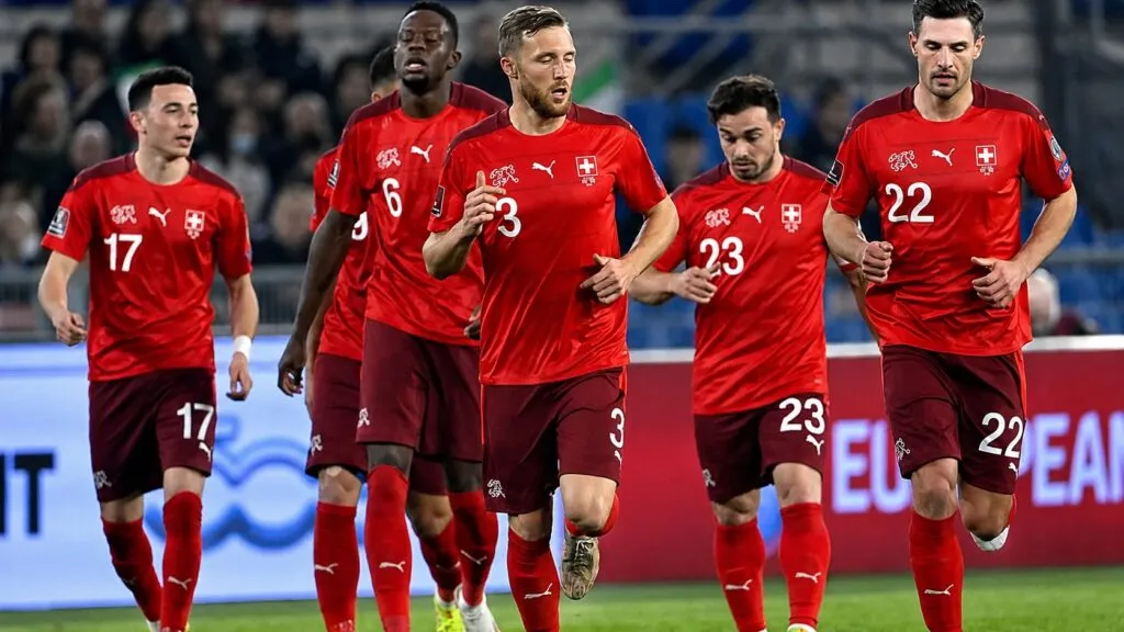 Jugadores de Suiza entrenan cerca de una zona con serpientes venenosas en California