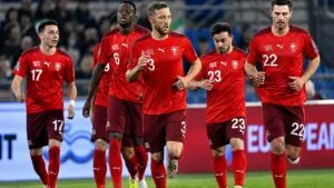 Jugadores de Suiza entrenan cerca de una zona con serpientes venenosas en California