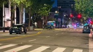 Patrullas resguardan la zona tras el tiroteo ocurrido en Plaza San Pedro durante el Mundial