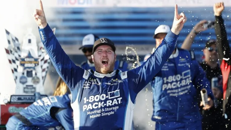Austin Hill celebra su victoria en la carrera de NASCAR disputada en el circuito callejero de San Diego