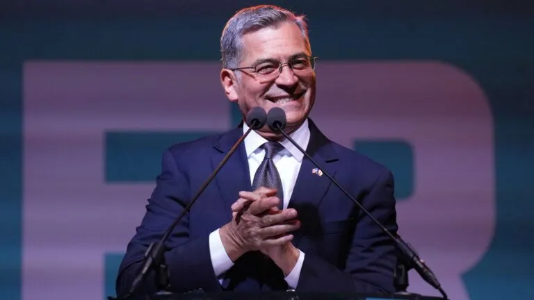 Xavier Becerra avanza en la contienda por la gubernatura de California frente a Steve Hilton