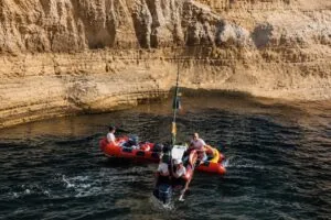 Salvavidas realizan un rescate tras un salto desde acantilado en San Diego en la zona de Sunset Cliffs.