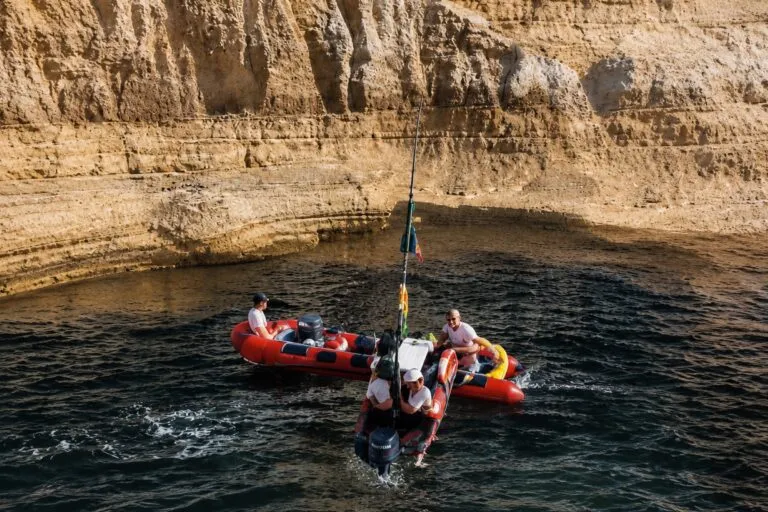 Salvavidas realizan un rescate tras un salto desde acantilado en San Diego en la zona de Sunset Cliffs.
