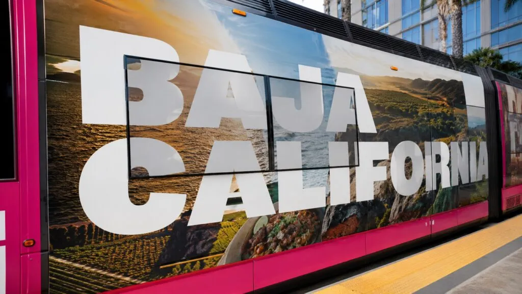 Trolley de San Diego con campaña de turismo en Baja California para atraer visitantes del sur de California.