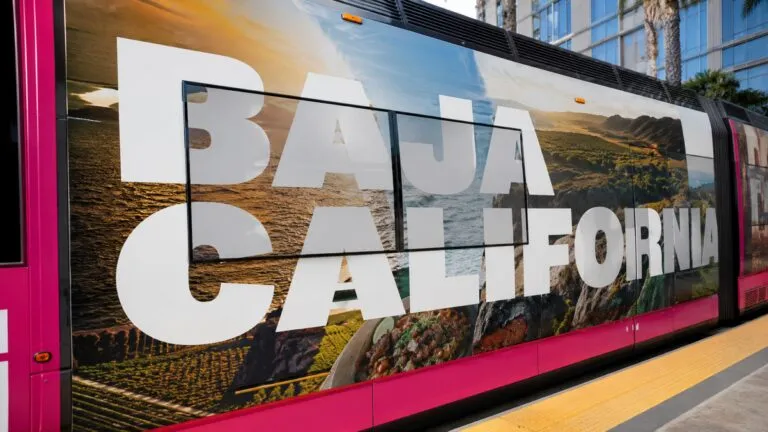 Trolley de San Diego con campaña de turismo en Baja California para atraer visitantes del sur de California.