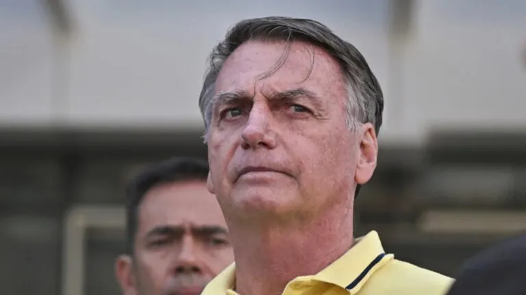 Decisión judicial que mantiene a Bolsonaro en arresto domiciliario y su impacto en la política de Brasil.