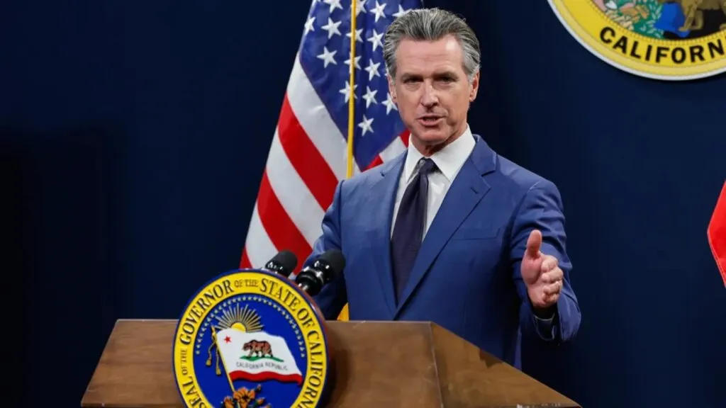 Gavin Newsom y legisladores durante la negociación del presupuesto estatal de California