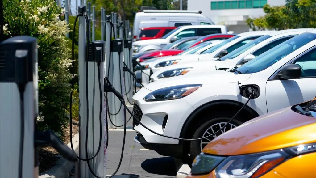 Programa de reembolsos para vehículos eléctricos anunciado por California para compradores primerizos