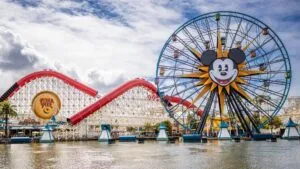 Promoción de Disneyland con boletos nocturnos de 59 dólares para visitar los parques durante el verano.