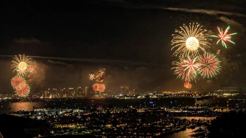 Celebraciones del 4 de julio en San Diego con fuegos artificiales y espectáculos de drones