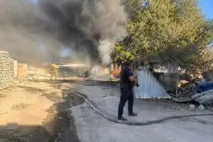 Incendio en fábrica en Tijuana atendido por Bomberos con operativo para proteger viviendas cercanas.Incendio en fábrica en Tijuana atendido por Bomberos con operativo para proteger viviendas cercanas.