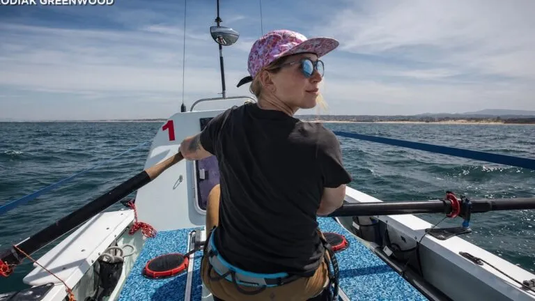 Hazaña deportiva de Kelsey Pfendler al cruzar en solitario el océano Pacífico entre California y Hawái.