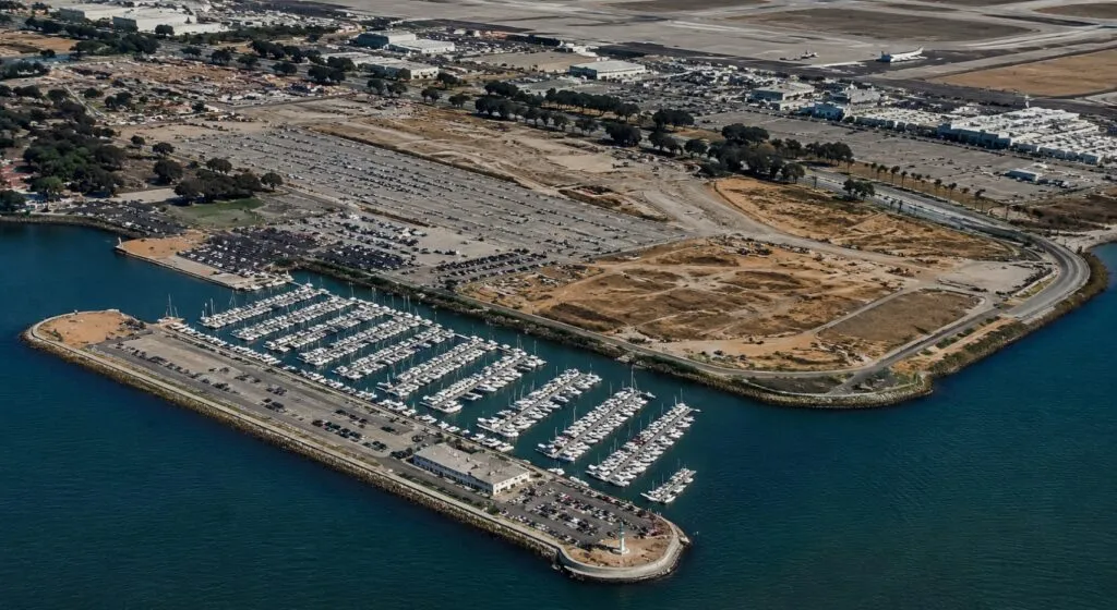 Topgolf San Diego con parque frente al mar y proyecto de renovación en East Harbor Island durante la consulta pública.