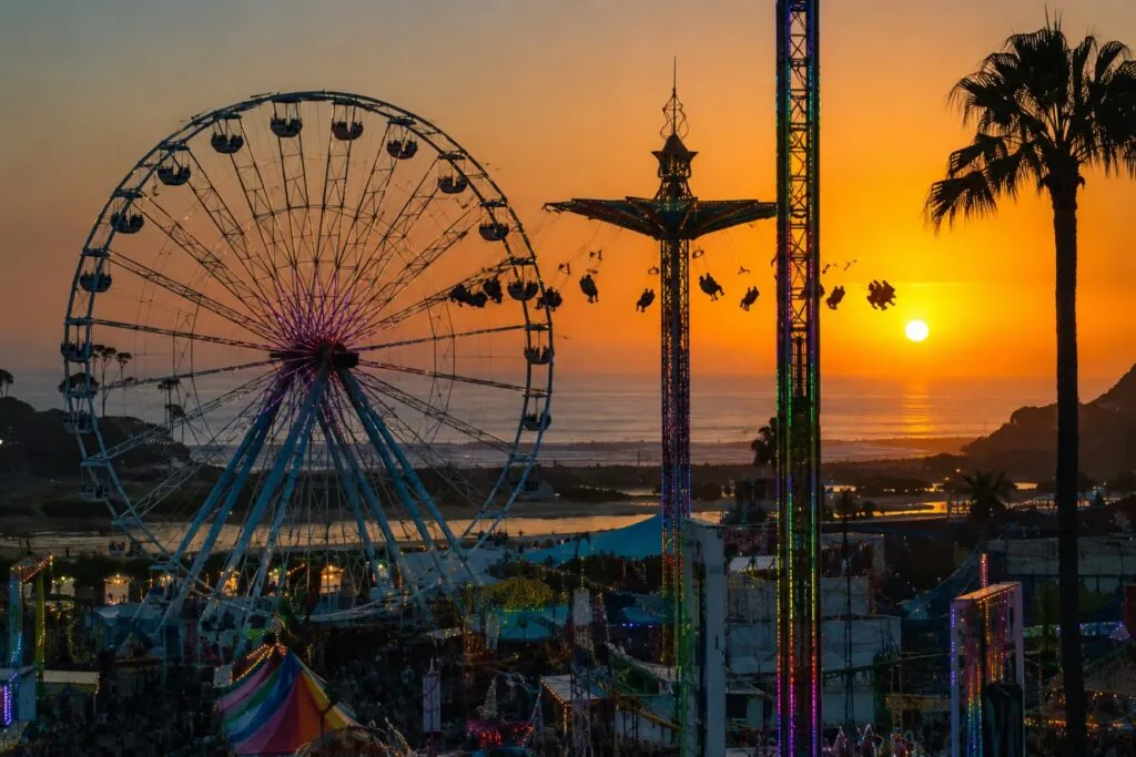 Feria del Condado de San Diego concluye su edición en Del Mar con visitantes recorriendo juegos mecánicos y áreas familiares.