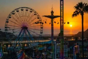 Feria del Condado de San Diego concluye su edición en Del Mar con visitantes recorriendo juegos mecánicos y áreas familiares.