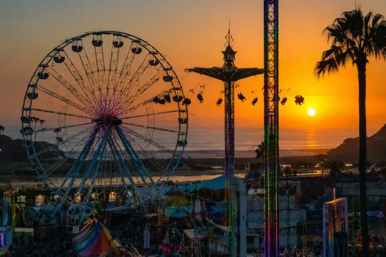 Feria del Condado de San Diego concluye su edición en Del Mar con visitantes recorriendo juegos mecánicos y áreas familiares.