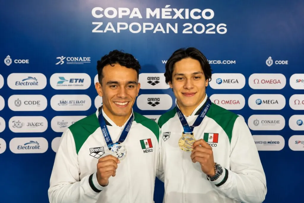 Clavadistas mexicanos compiten durante la Copa México de Clavados en una prueba sincronizada de alto nivel.