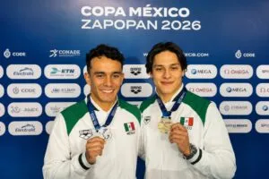 Clavadistas mexicanos compiten durante la Copa México de Clavados en una prueba sincronizada de alto nivel.