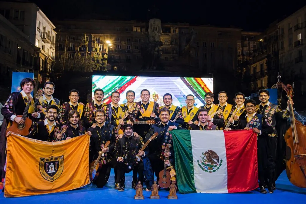 Tuna Universitaria UABC durante su participación en España tras ganar el Certamen Internacional Barrio del Carmen.