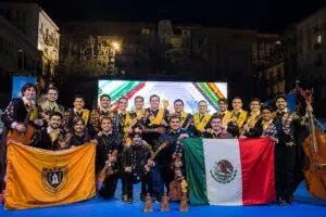 Tuna Universitaria UABC durante su participación en España tras ganar el Certamen Internacional Barrio del Carmen.