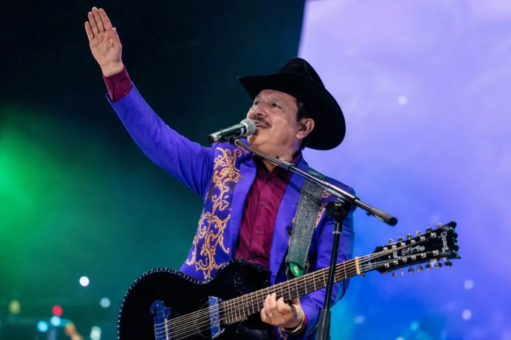 Los Tucanes de Tijuana durante un concierto en París rumbo al Mundial 2026 con presencia de la comunidad mexicana.