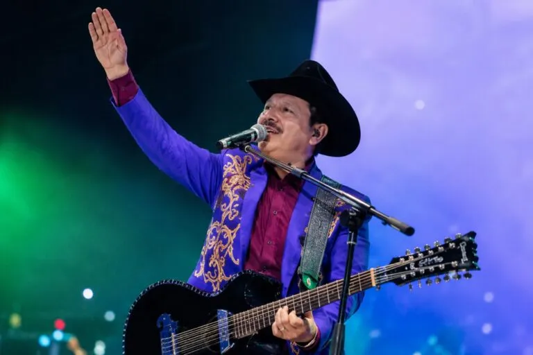 Los Tucanes de Tijuana durante un concierto en París rumbo al Mundial 2026 con presencia de la comunidad mexicana.