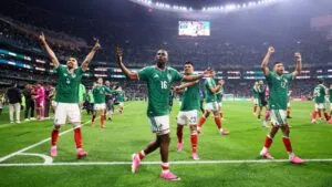 Jugadores de México festejan la victoria sobre Ecuador en el Mundial 2026