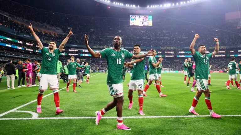 Jugadores de México festejan la victoria sobre Ecuador en el Mundial 2026