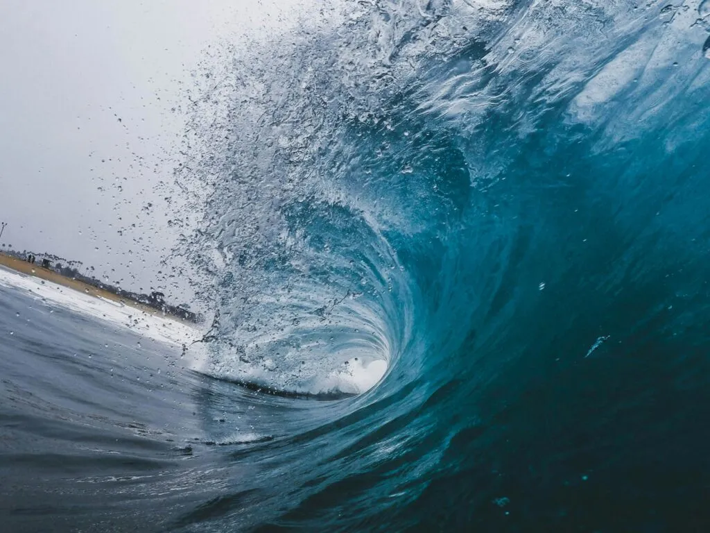 Oleaje en San Diego aumenta por el ciclón post tropical Elida con corrientes peligrosas en playas del sur de California.