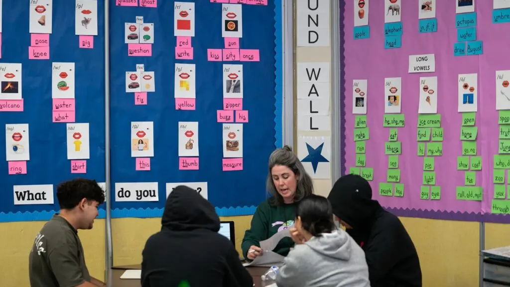 Avances en las pruebas de lectura de estudiantes en California