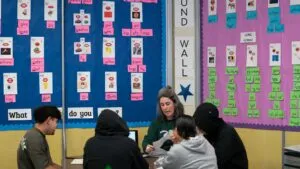 Avances en las pruebas de lectura de estudiantes en California
