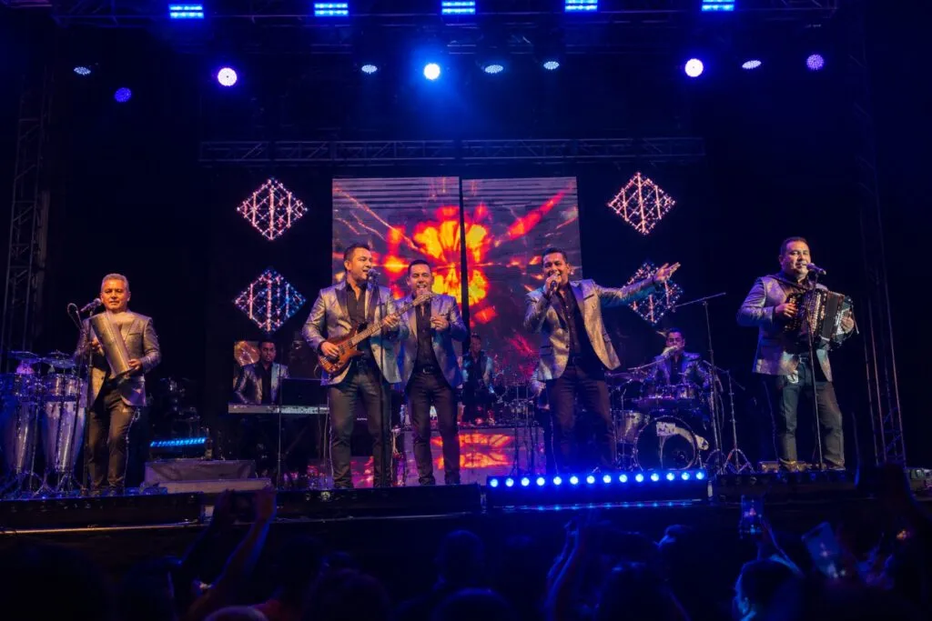 Concierto de Rayito Colombiano durante el 137 aniversario de Tijuana con familias reunidas en el centro de la ciudad.