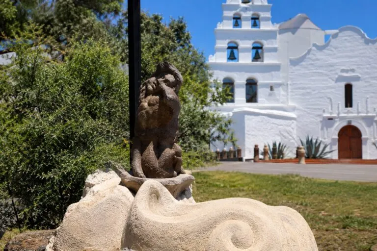 Conmemoración sobre los misioneros franciscanos y su legado histórico y cultural en San Diego, California.