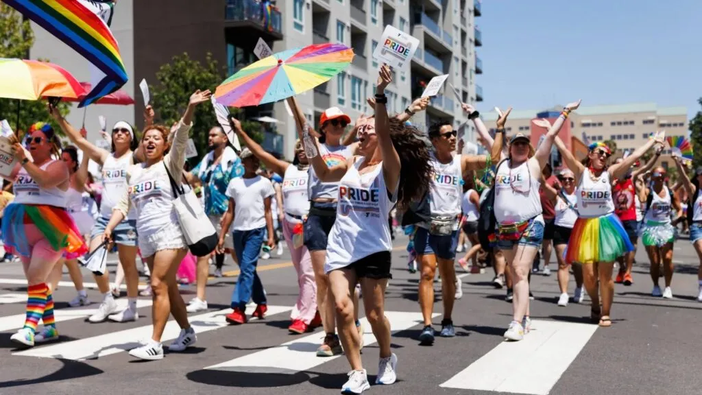 Celebración de San Diego Pride con miles de asistentes y actividades para la comunidad LGBTQ+