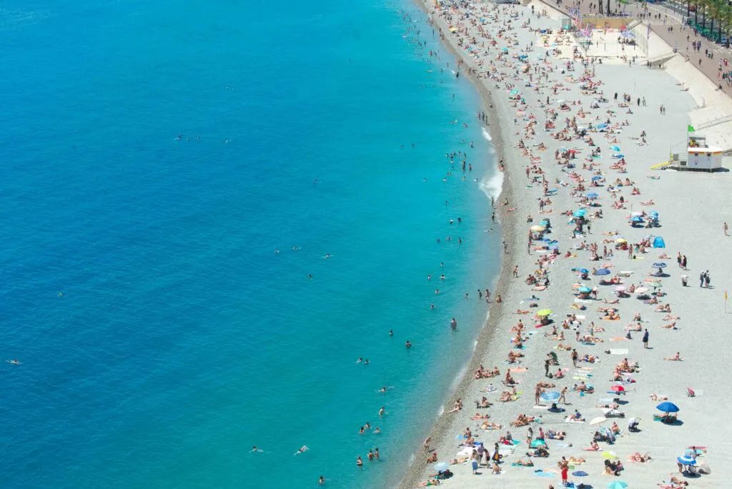 Prevención de ahogamientos en San Diego con medidas de seguridad acuática en playas y piscinas.