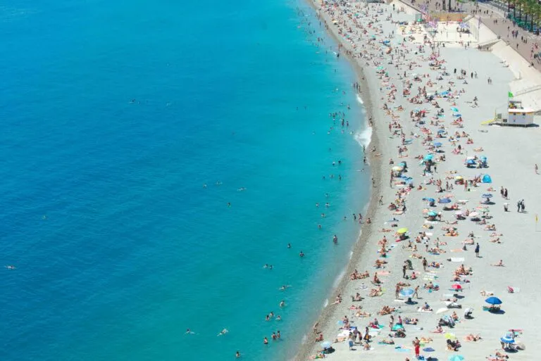 Prevención de ahogamientos en San Diego con medidas de seguridad acuática en playas y piscinas.