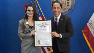 Thunder Rosa durante un reconocimiento oficial en San Diego por su trayectoria e impacto en la comunidad fronteriza