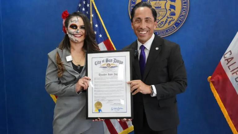 Thunder Rosa durante un reconocimiento oficial en San Diego por su trayectoria e impacto en la comunidad fronteriza