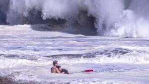 Rescate de un niño arrastrado por el fuerte oleaje en una playa de California