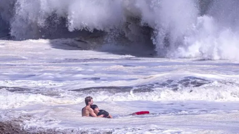 Rescate de un niño arrastrado por el fuerte oleaje en una playa de California
