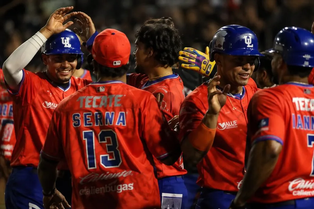 Algodoneros en Tijuana celebra la victoria sobre Toros tras quedarse con la serie de la Liga Mexicana de Beisbol.