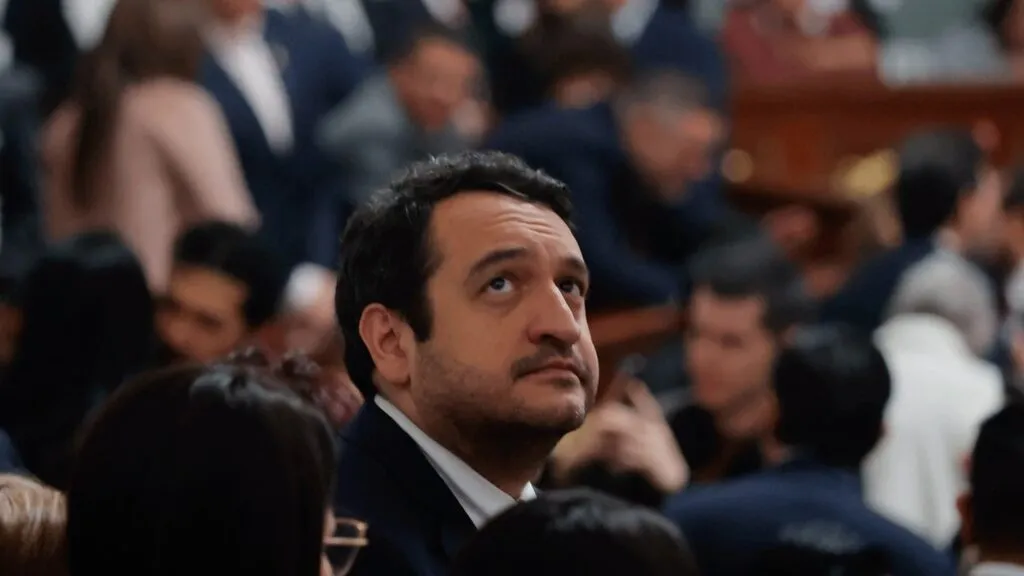 "Andy" López Beltrán denuncia la cancelación de su visa estadounidense y responsabiliza a funcionarios del Departamento de Estado.
