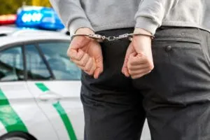 Autoridades arrestan a un hombre armado en California