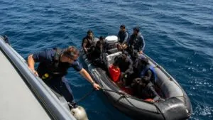 Embarcación con migrantes en la costa de San Diego durante un operativo de vigilancia por cruces marítimos